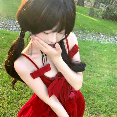 给小酒馆女子喝高杯酒